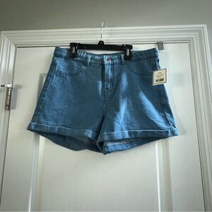 NWT 5B Style Juniors Denim Shorts. Size XL